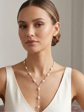 797. House of Harlow glass pearl necklace